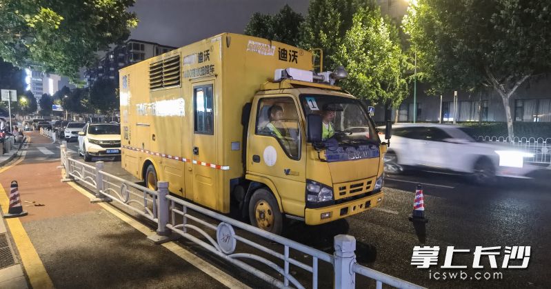 排水抢险车在雨湖路上值守待命。