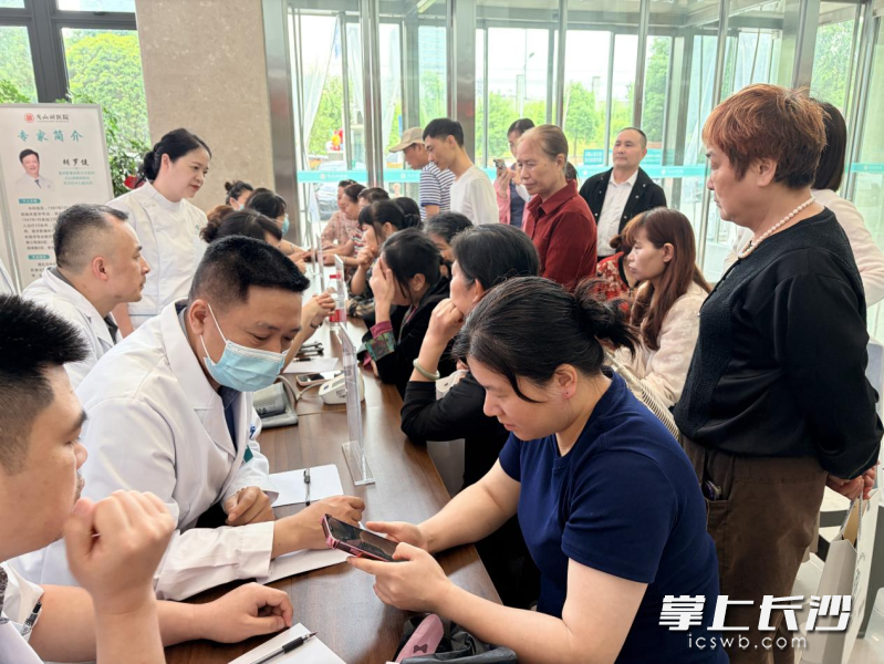 东方红街道社区卫生服务中心联动长沙市第一医院专家团队,举办以头晕、眩晕为主题的大型义诊活动。均为通讯员供图 东方红街道社区卫生服务中心联动长沙市第一医院专家团队,举办以头晕、眩晕为主题的大型义诊活动。均为通讯员供图