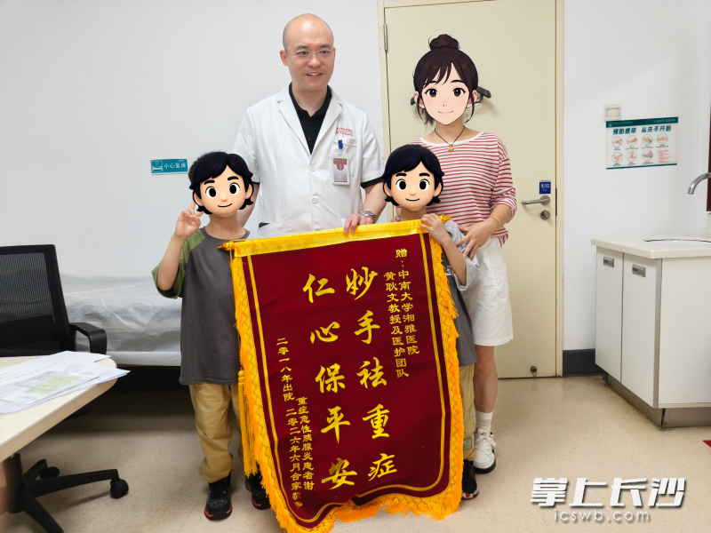 近日,市民谢女士带着一对活泼可爱的双胞胎子女,专程从湘西赶到长沙,向胰腺外科黄耿文教授医疗团队致谢。 近日,市民谢女士带着一对活泼可爱的双胞胎子女,专程从湘西赶到长沙,向胰腺外科黄耿文教授医疗团队致谢。