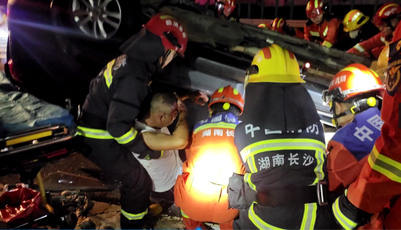 消防人员成功将被困者救出。 消防人员成功将被困者救出。