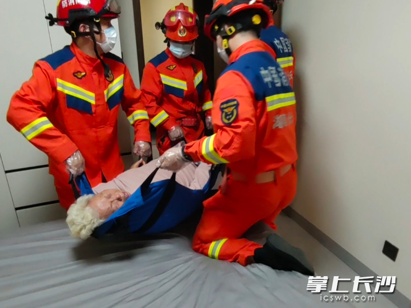 图为消防员正在转运老人。 长沙晚报通讯员 余娜娜 摄 图为消防员正在转运老人。 长沙晚报通讯员 余娜娜 摄