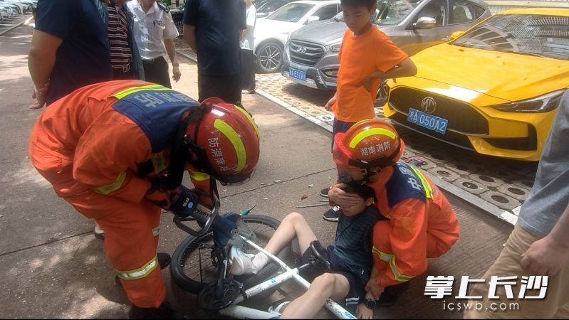 消防员正在进行救援。 长沙晚报通讯员 彭博亚 摄 消防员正在进行救援。 长沙晚报通讯员 彭博亚 摄