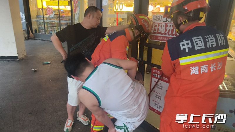 消防正在进行救援。 长沙晚报通讯员 彭博亚 摄 消防正在进行救援。 长沙晚报通讯员 彭博亚 摄