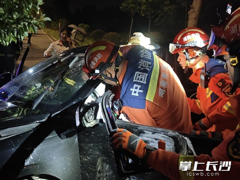 图为救援现场。 长沙晚报通讯员 李世国 摄 图为救援现场。 长沙晚报通讯员 李世国 摄