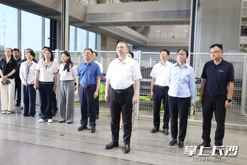 市政协主席会议成员在中联重科土方机械有限公司开展视察。