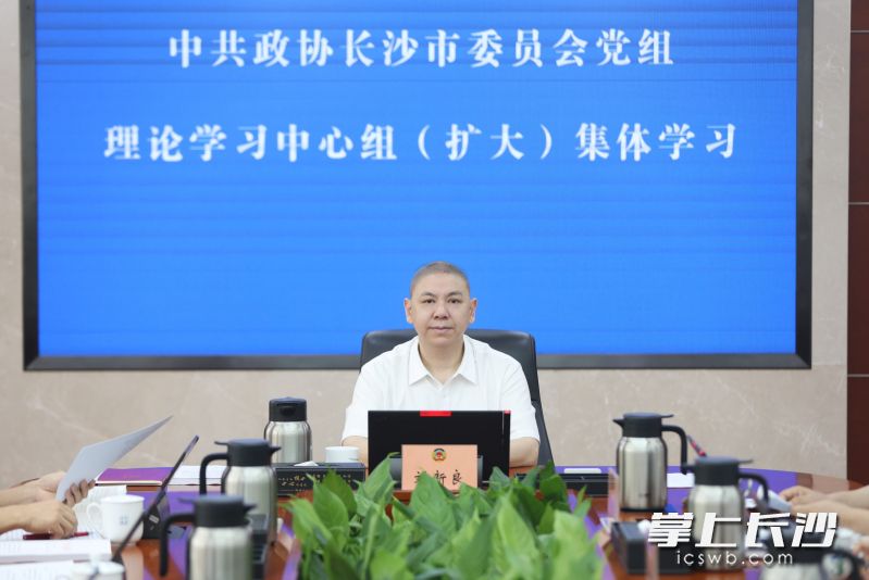 刘新良主持会议并讲话。 均为长沙晚报全媒体记者 盛磊 摄