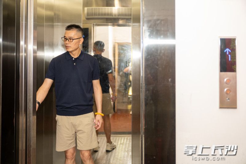 31台电梯全部换新，还增设了可识别电动车的监控头。