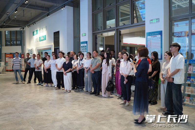 培训设置现场教学环节，图为学员们来到湖南湘江新区洋湖街道洋湖国际社区开展实地研学。长沙晚报通讯员 吴彬 摄