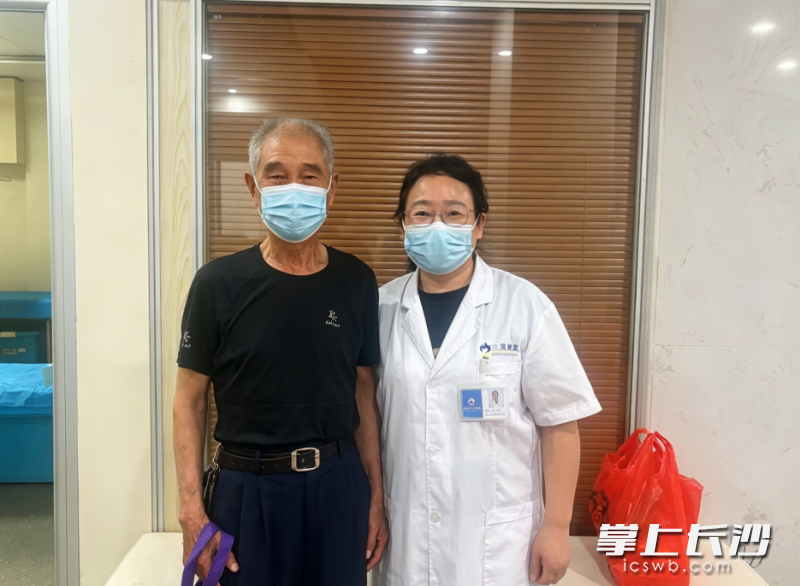 老人特意前来感谢社区医生。社区卫生服务中心供图