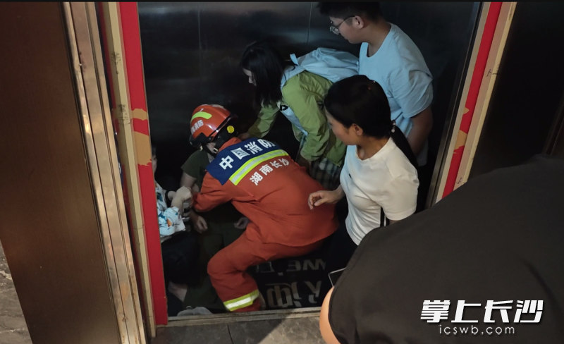 消防救援人员正在营救被困群众。长沙晚报通讯员 时小尧 摄 消防救援人员正在营救被困群众。长沙晚报通讯员 时小尧 摄