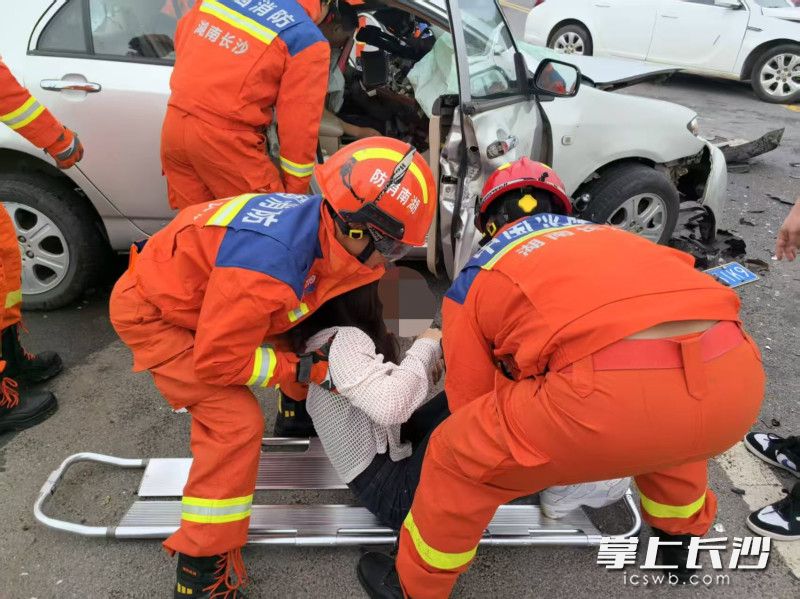 被困人员被成功救出。 长沙晚报通讯员 王磊 摄 被困人员被成功救出。 长沙晚报通讯员 王磊 摄