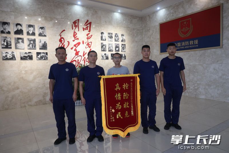 老人家属特意送来感谢锦旗。 老人家属特意送来感谢锦旗。