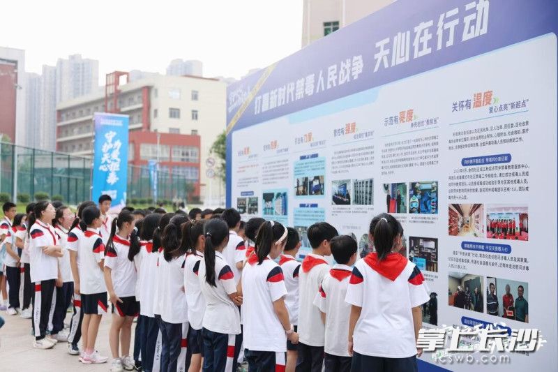 学生们在认真观看禁毒宣传内容。 学生们在认真观看禁毒宣传内容。