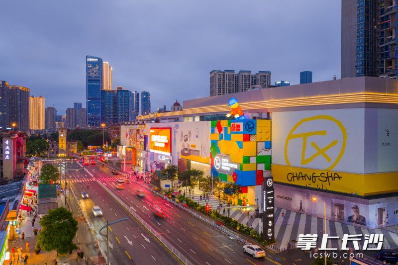 随着30米乐高主题城市新地标、3.3米巨型辣椒人仔亮相,“及乐开场 BRICK& JOY”乐高积木主题展华中首展空降长沙。 均为长沙晚报全媒体记者邹麟摄 随着30米乐高主题城市新地标、3.3米巨型辣椒人仔亮相,“及乐开场 BRICK& JOY”乐高积木主题展华中首展空降长沙。 均为长沙晚报全媒体记者邹麟摄