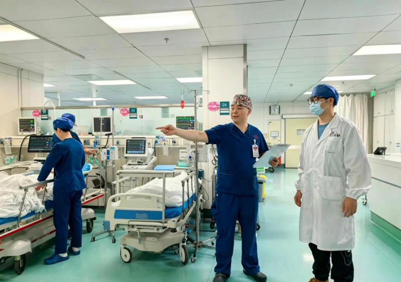 协调岗护士统一佩戴标志性小花帽。 均为长沙晚报通讯员李辉摄 协调岗护士统一佩戴标志性小花帽。 均为长沙晚报通讯员李辉摄