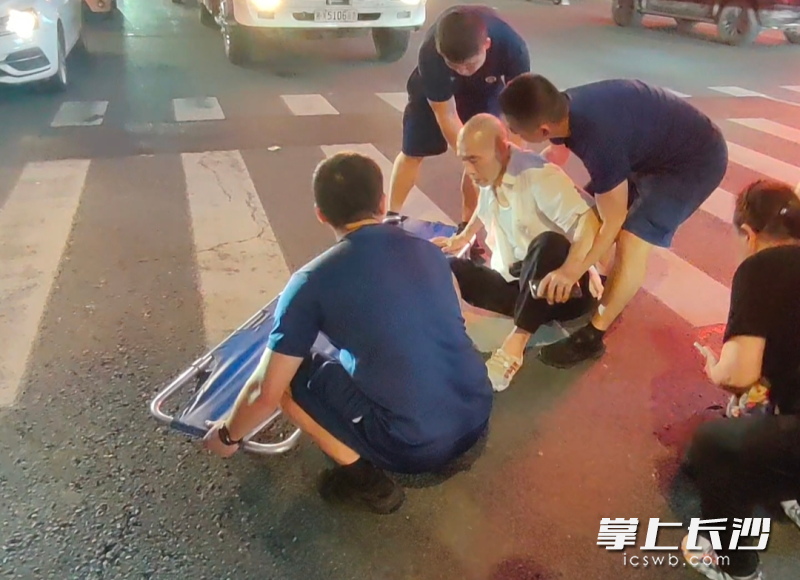 消防员救助倒地老人。 长沙晚报通讯员 罗霜操 摄 消防员救助倒地老人。 长沙晚报通讯员 罗霜操 摄
