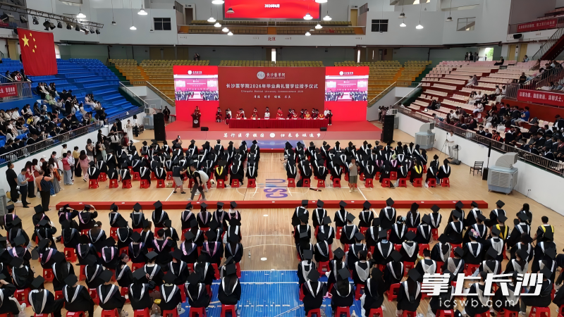 长沙医学院2026届毕业典礼暨学位授予仪式现场。 长沙医学院2026届毕业典礼暨学位授予仪式现场。