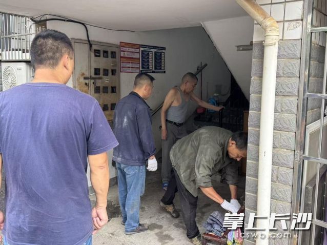 整治行动中，集中清运各类杂物6车，确保各类安全隐患当场清零、排查整治不留死角盲区。 长沙晚报通讯员 王晴 供图