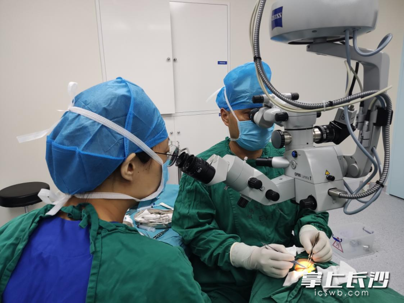 医生在进行手术。 受访者供图 医生在进行手术。 受访者供图