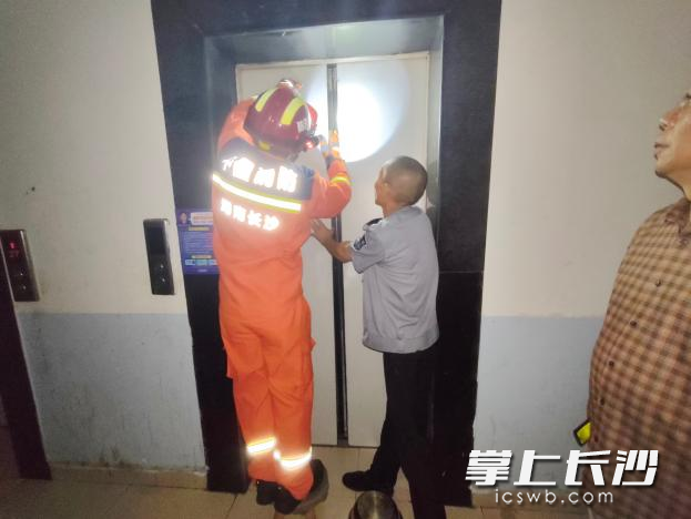 消防员正在营救被困市民。长沙晚报通讯员 廖鹏鹏 摄 消防员正在营救被困市民。长沙晚报通讯员 廖鹏鹏 摄