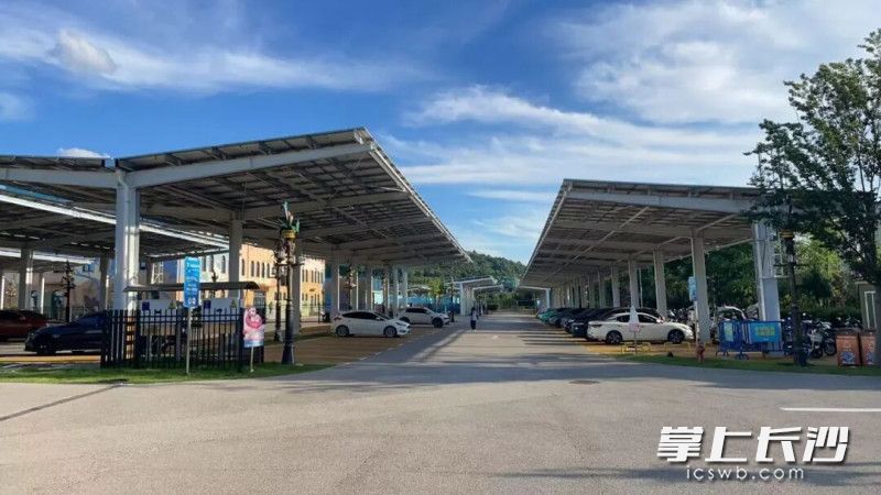 日前,湖南湘新筱豪新能源科技有限责任公司运营的长沙湘江海洋王国分布式光伏发电项目顺利并网送电。均为通讯员 罗磊 供图 日前,湖南湘新筱豪新能源科技有限责任公司运营的长沙湘江海洋王国分布式光伏发电项目顺利并网送电。均为通讯员 罗磊 供图
