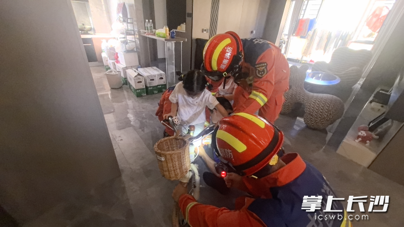 消防员正在营救被卡小女孩。 长沙晚报通讯员 李杜 摄 消防员正在营救被卡小女孩。 长沙晚报通讯员 李杜 摄
