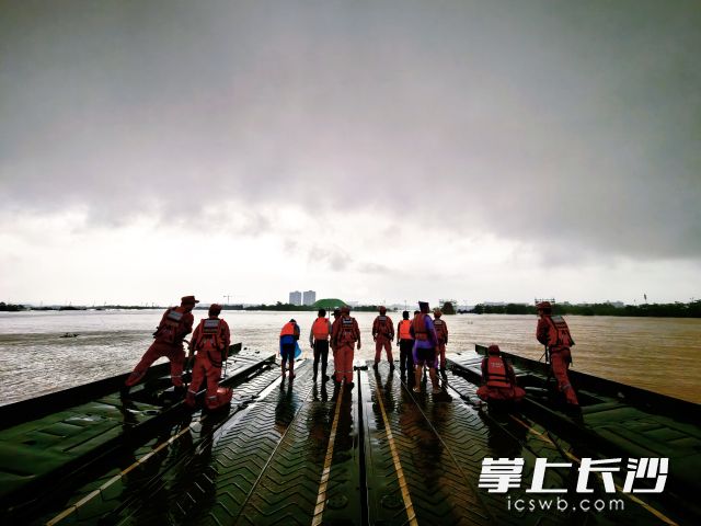 8日17时中国安能救援队员组装应急动力舟桥，开展被困人员转移工作。