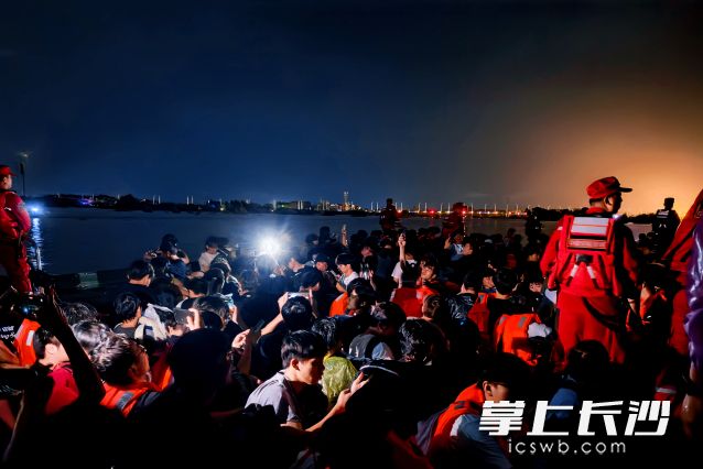 长沙基地增援队伍按照现场统一部署有序开展救援工作。