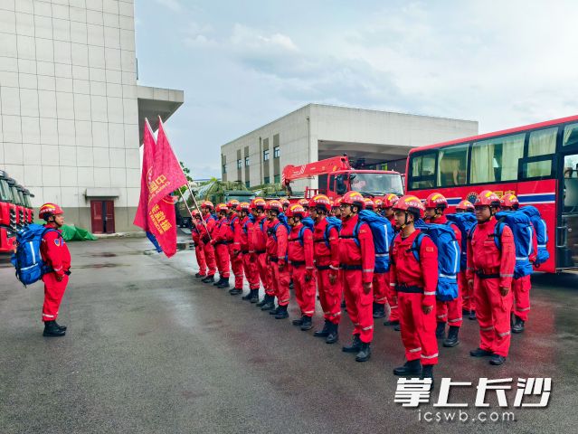 中国安能长沙救援基地星夜驰援广西防汛抢险。均为长沙晚报通讯员 谭凯勇供图