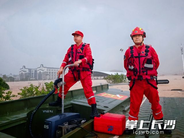 全体队员全力抢抓黄金抢险窗口期。