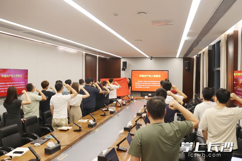 党支部把“微党课”直接搬进技术研讨会,让党员骨干在分享攻关进展的同时,讲讲自己为什么接这个任务、遇到困难时怎么想的。 党支部把“微党课”直接搬进技术研讨会,让党员骨干在分享攻关进展的同时,讲讲自己为什么接这个任务、遇到困难时怎么想的。