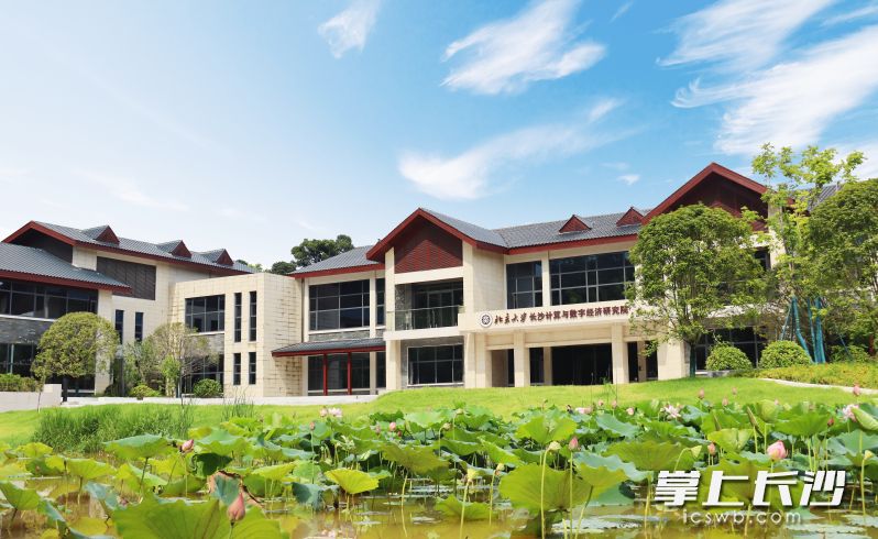中共北京大学长沙计算与数字经济研究院支部委员会以 “党建 +” 融合模式,探索党组织引领科技攻关新路径。均为资料图片 中共北京大学长沙计算与数字经济研究院支部委员会以 “党建 +” 融合模式,探索党组织引领科技攻关新路径。均为资料图片