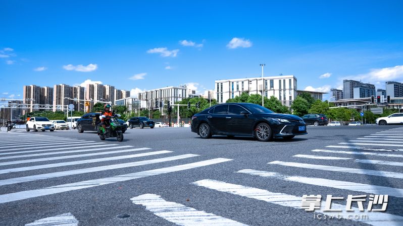 潭州大道(连山路—联江路)通过新增北进车行道及优化主辅开口。 潭州大道(连山路—联江路)通过新增北进车行道及优化主辅开口。