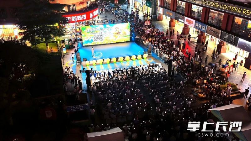 2026年夏季文旅促消费系列活动暨第十七届大围山水果文化旅游季现场氛围热火朝天。均为长沙晚报通讯员 陈刚 供图 2026年夏季文旅促消费系列活动暨第十七届大围山水果文化旅游季现场氛围热火朝天。均为长沙晚报通讯员 陈刚 供图