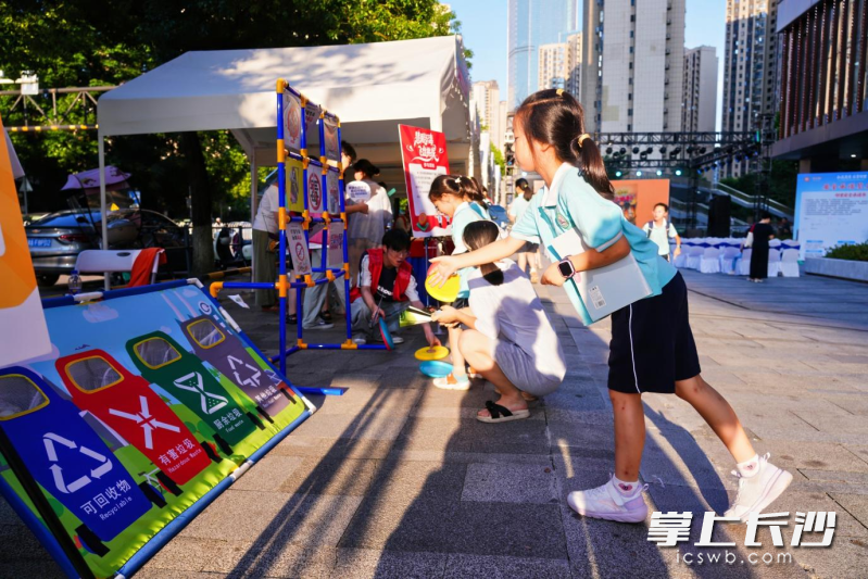 居民在玩乐中学习安全知识、掌握避险技能。