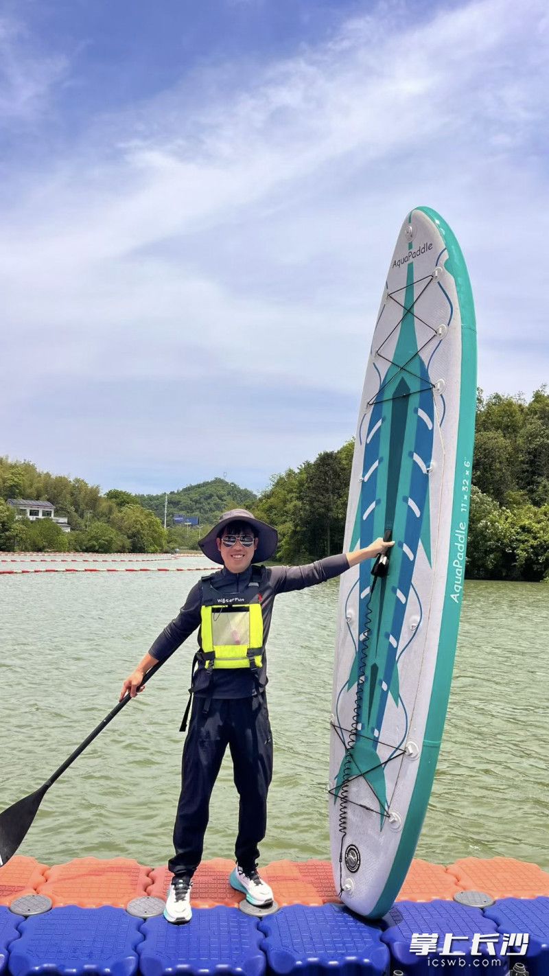 刘强在训练前留影。 刘强在训练前留影。