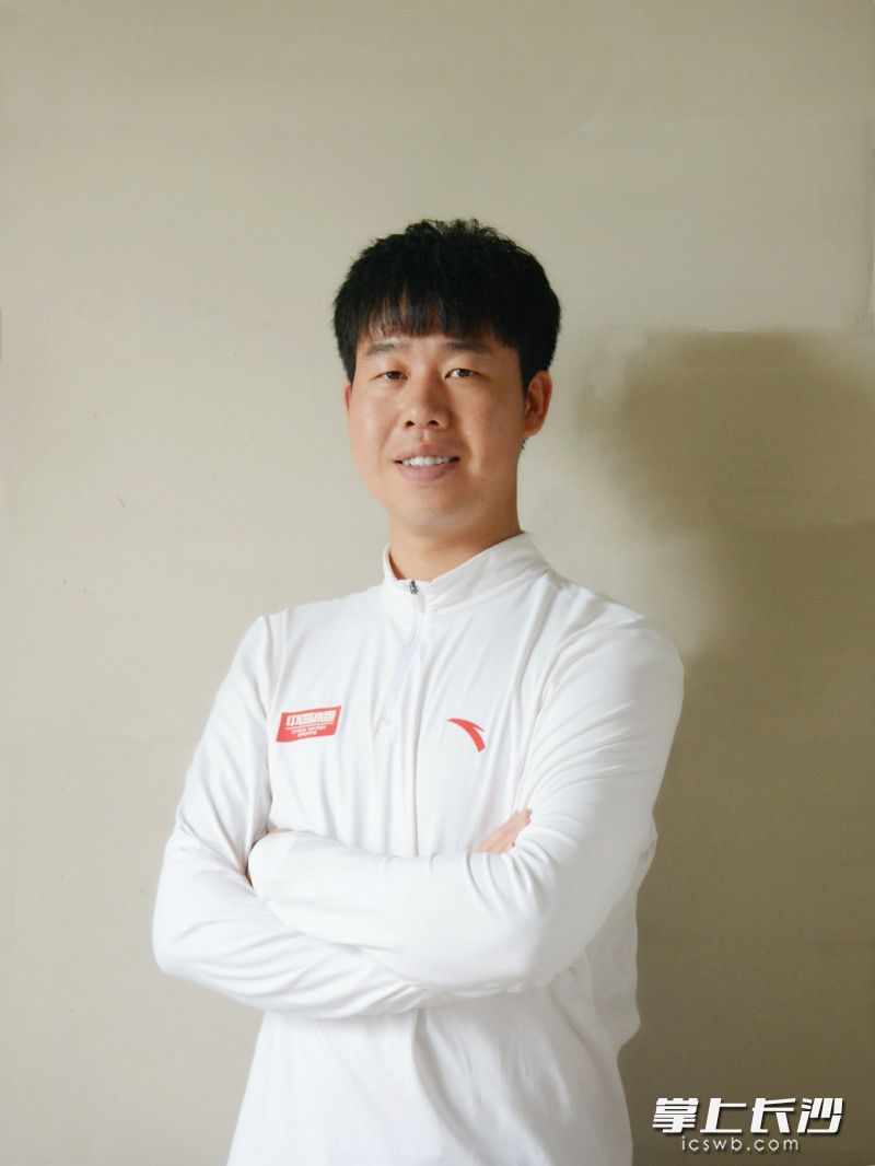 桨板教练刘强。 均为受访者供图 桨板教练刘强。 均为受访者供图