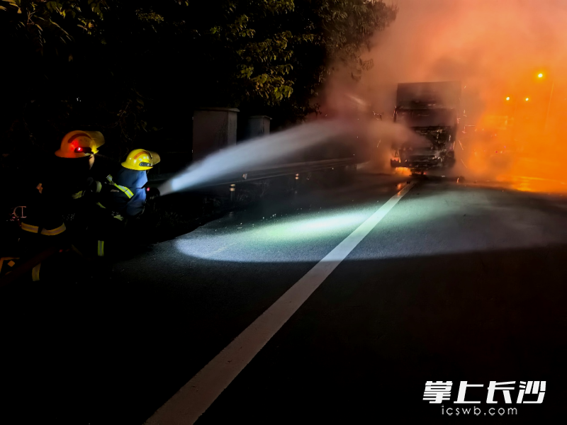 消防员正在奋力救火。 均为长沙晚报通讯员 张佳欣 摄 消防员正在奋力救火。 均为长沙晚报通讯员 张佳欣 摄