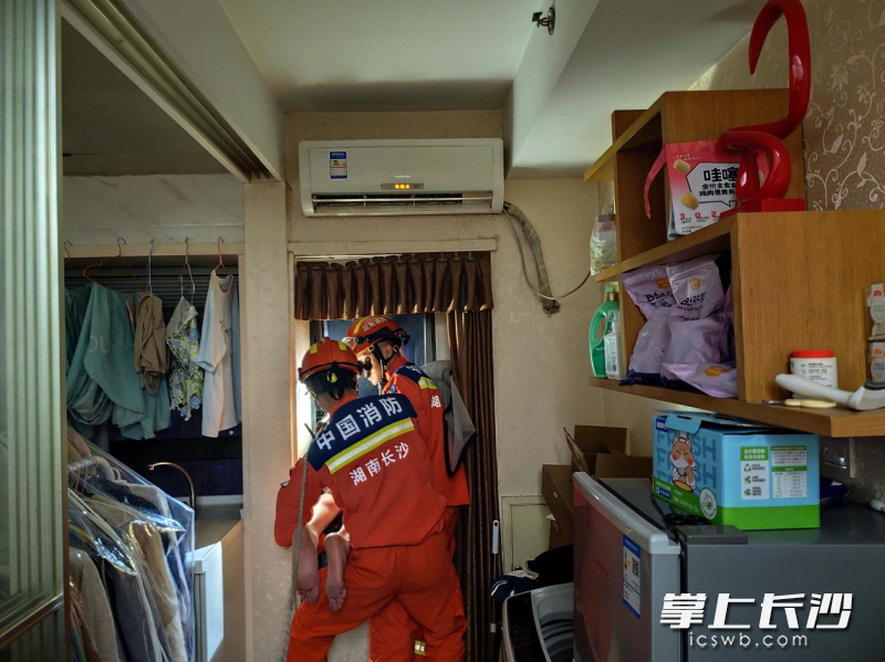 消防员正在营救被困高空的人。 长沙晚报通讯员 徐秋华 摄 消防员正在营救被困高空的人。 长沙晚报通讯员 徐秋华 摄