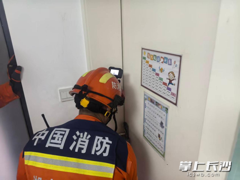 消防员正在破门营救。 长沙晚报通讯员 毛宏东 摄 消防员正在破门营救。 长沙晚报通讯员 毛宏东 摄