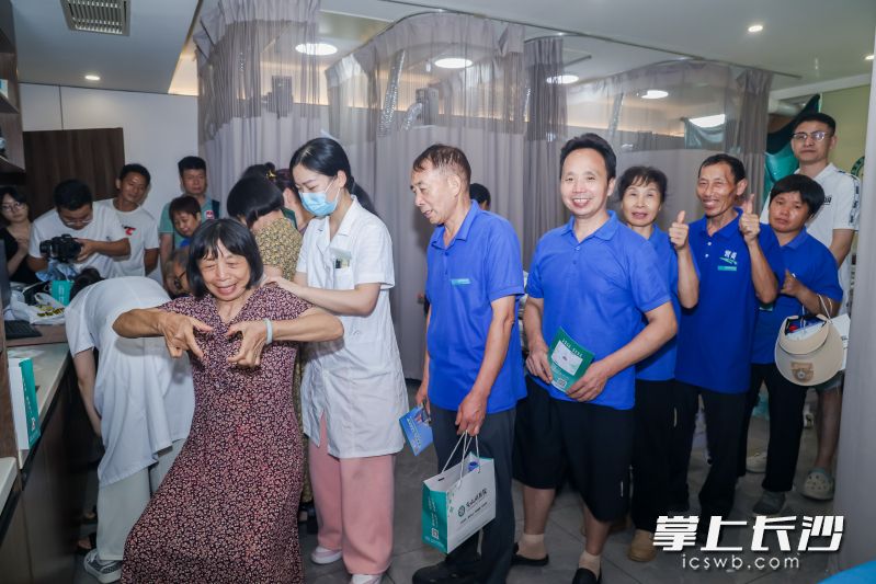 活动现场举办多科室联合义诊，免费为侨界群众提供健康咨询及血压、血糖、血氧饱和度检测等服务。