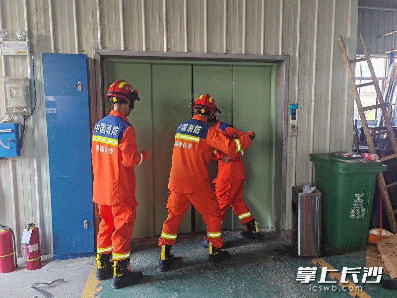 消防员正在紧张营救被困人员。 长沙晚报通讯员 王磊 摄 消防员正在紧张营救被困人员。 长沙晚报通讯员 王磊 摄