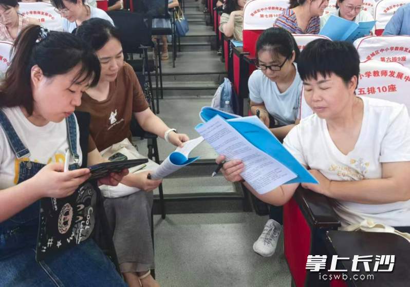 学员们分组讨论。 学员们分组讨论。