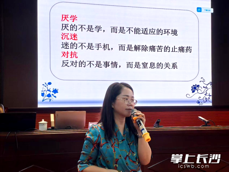 一位培训老师在给学员们讲课。 一位培训老师在给学员们讲课。