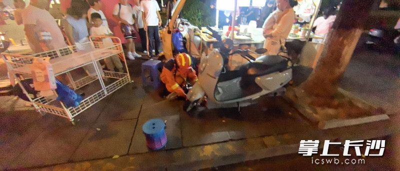 消防员正在为卡死电动车“解锁”。 长沙晚报通讯员 黄文平 供图 消防员正在为卡死电动车“解锁”。 长沙晚报通讯员 黄文平 供图