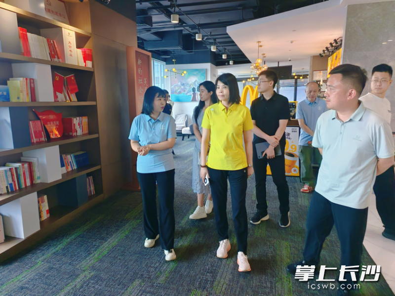 杭州市余杭区仓前街道在芙蓉区五一商圈新联之家调研。 长沙晚报实习生 张艺萱 摄