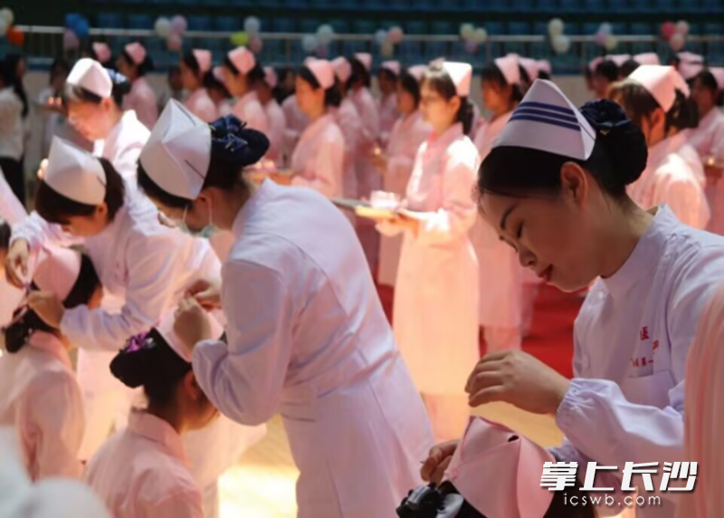 5·12国际护士节授帽仪式。 5·12国际护士节授帽仪式。