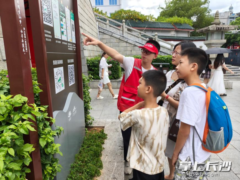 志愿者为游客讲解景区信息。