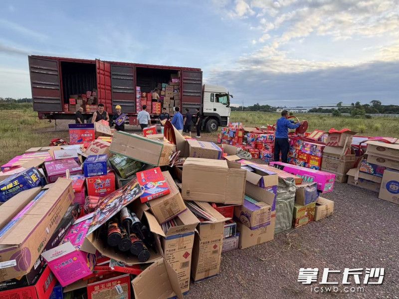 长沙县集中销毁废旧烟花爆竹。 均为长沙晚报通讯员 王磊 摄 长沙县集中销毁废旧烟花爆竹。 均为长沙晚报通讯员 王磊 摄