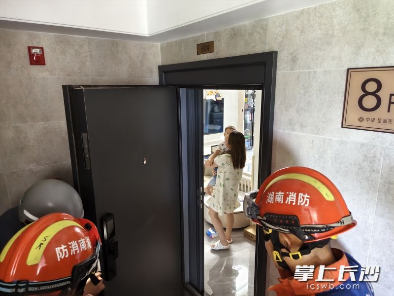 消防成功营救被困幼儿。 长沙晚报通讯员 王磊 摄 消防成功营救被困幼儿。 长沙晚报通讯员 王磊 摄